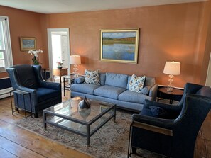Lobby sitting area - Copper Swan (Wellfleet)