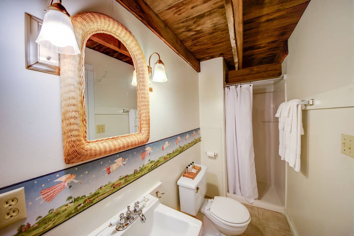 Habitación superior | Baño | Amenidades de baño de diseñador, secadora de cabello, toallas, jabón