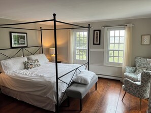 Egyptian cotton sheets, premium bedding, iron/ironing board, free WiFi - Copper Swan (Wellfleet)