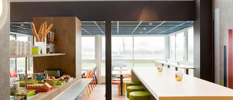 Daily continental breakfast (EUR 8.9 per person)
