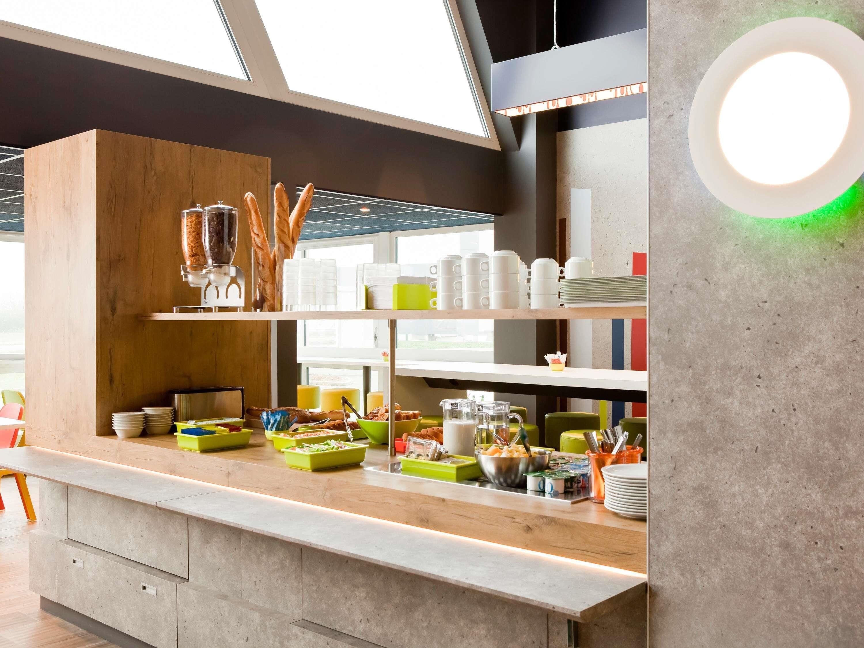 Desayuno continental diario (EUR 8.9 por persona)