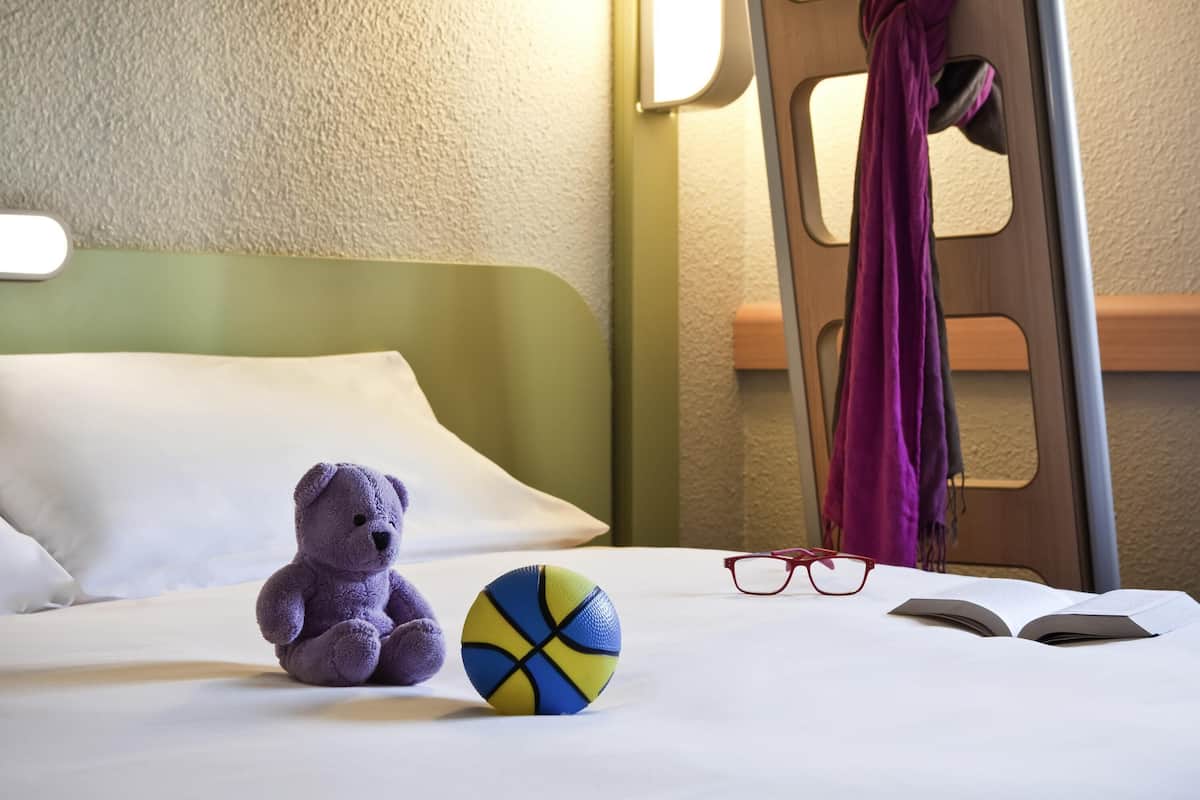 Habitación triple, varias camas | Ropa de cama de alta calidad, escritorio, cortinas opacas