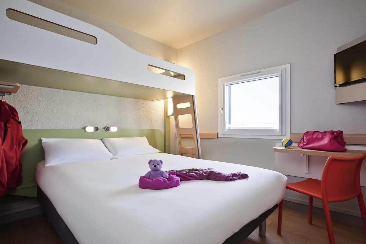 Habitación triple, varias camas | Ropa de cama de alta calidad, escritorio y cortinas blackout