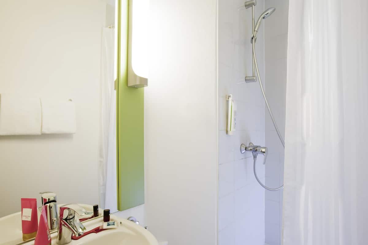 Hochwertige Bettwaren, Schreibtisch, VerdunkelungsvorhÀnge