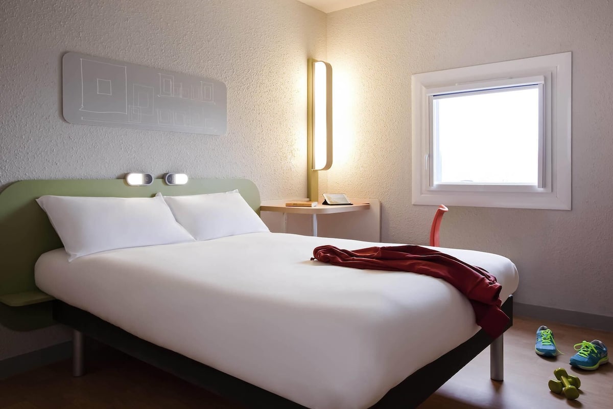 Habitación doble | Ropa de cama de alta calidad, escritorio, cortinas opacas