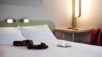 Habitació doble | Roba de llit d'alta qualitat, escriptori i cortines opaques