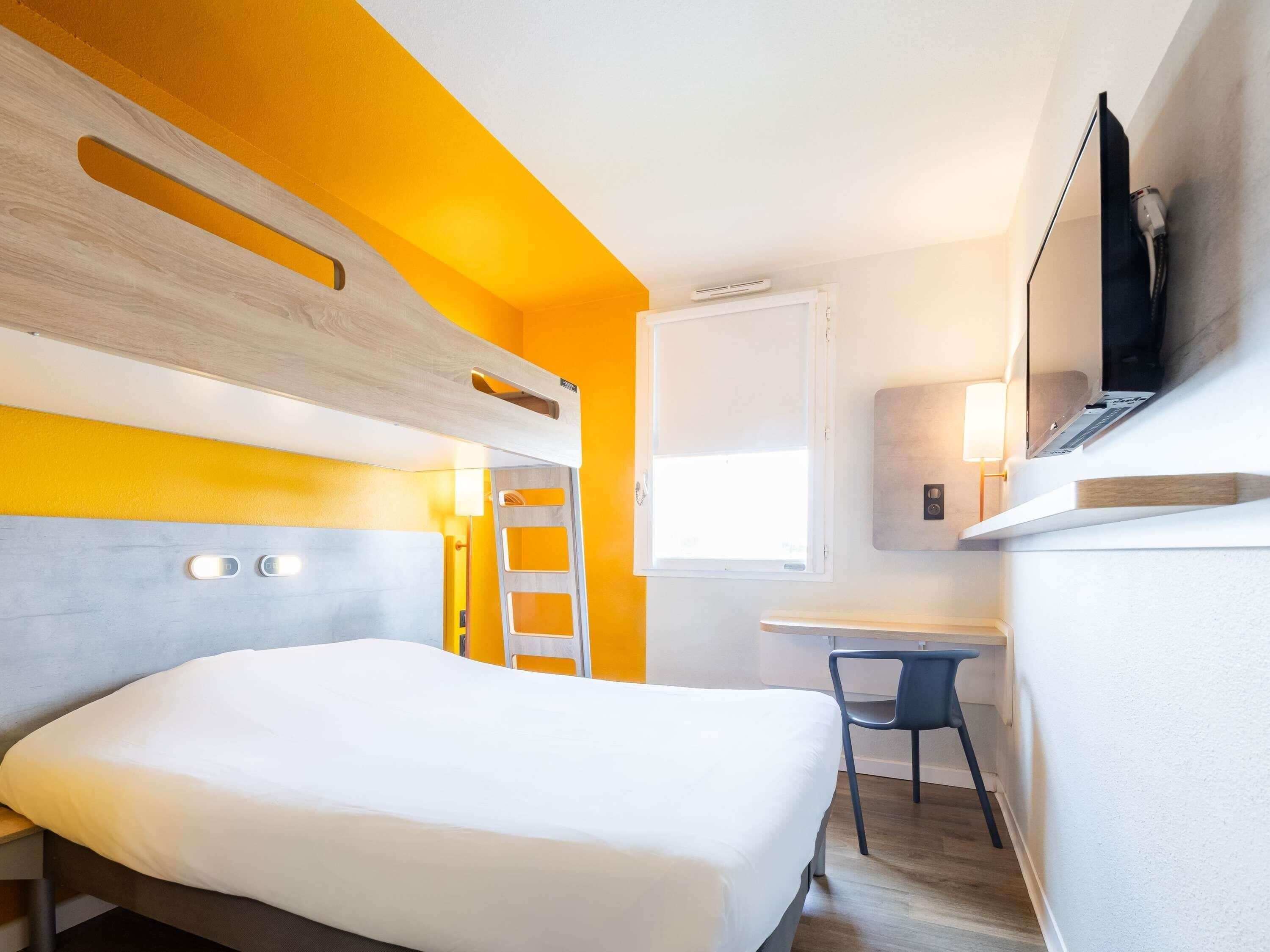 Desk, soundproofing, free WiFi, bed sheets