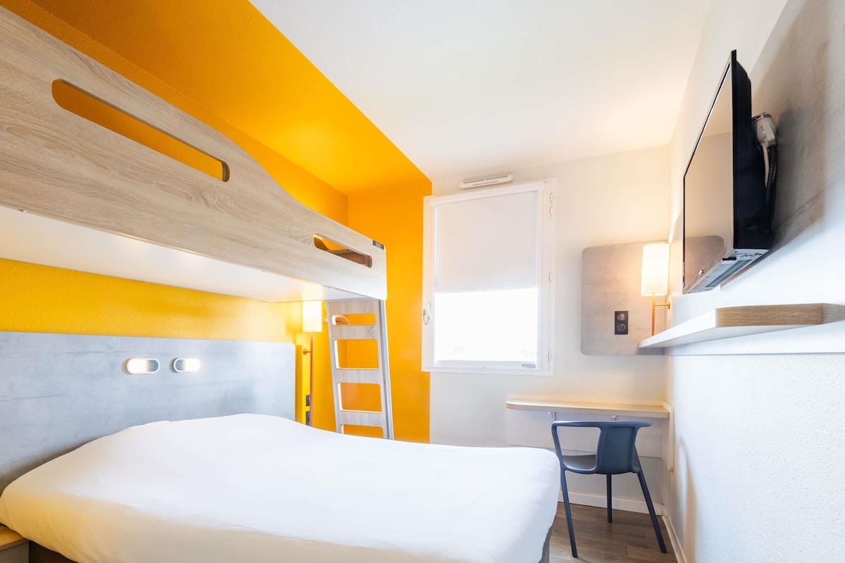 Chambre triple, Plusieurs lits | Bureau, systĂšme dâinsonorisation, accĂšs au Wi-Fi (inclus)