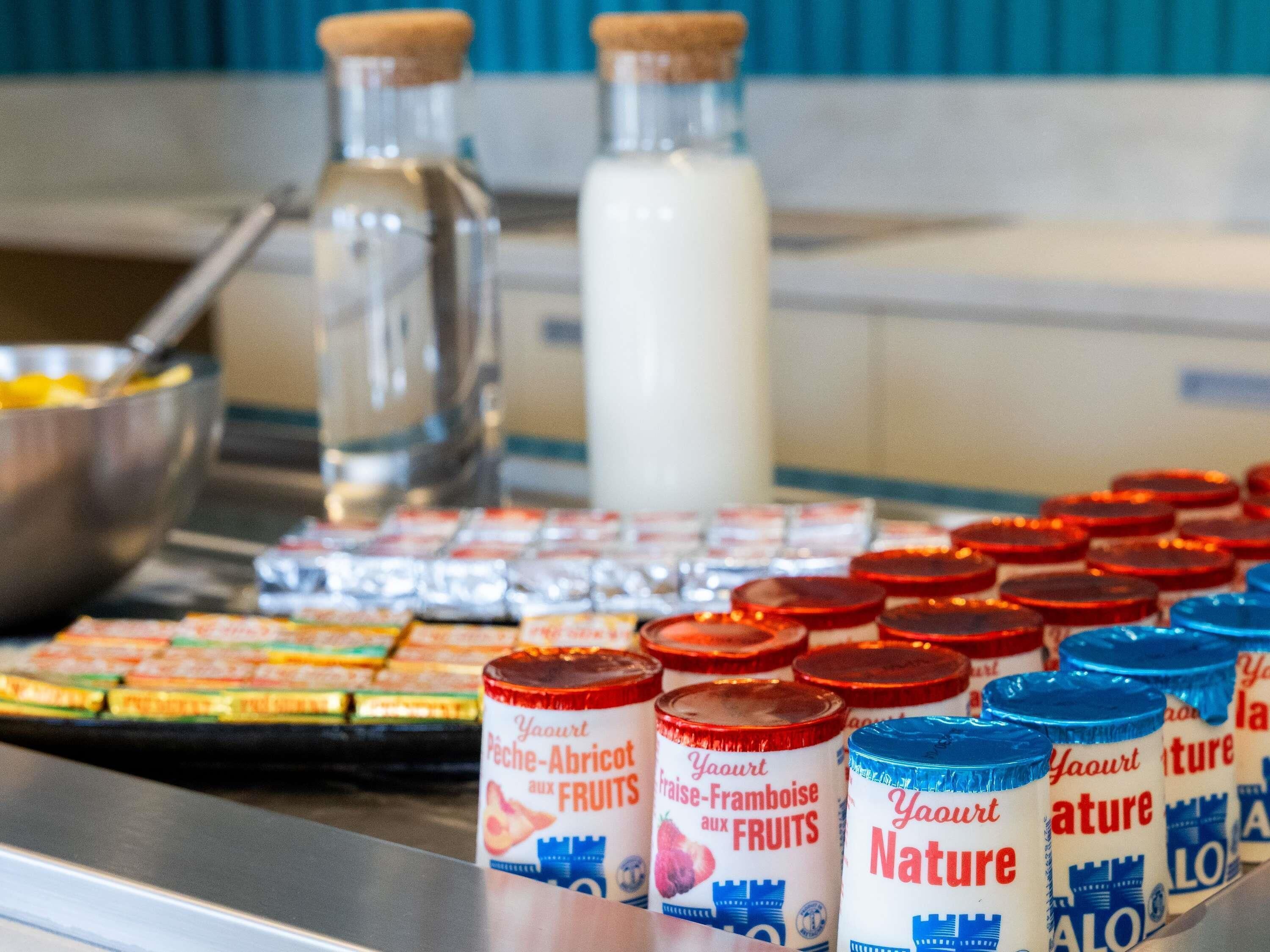 Une sélection de produits alimentaires emballés, notamment des bocaux et des récipients, exposée sur un comptoir.