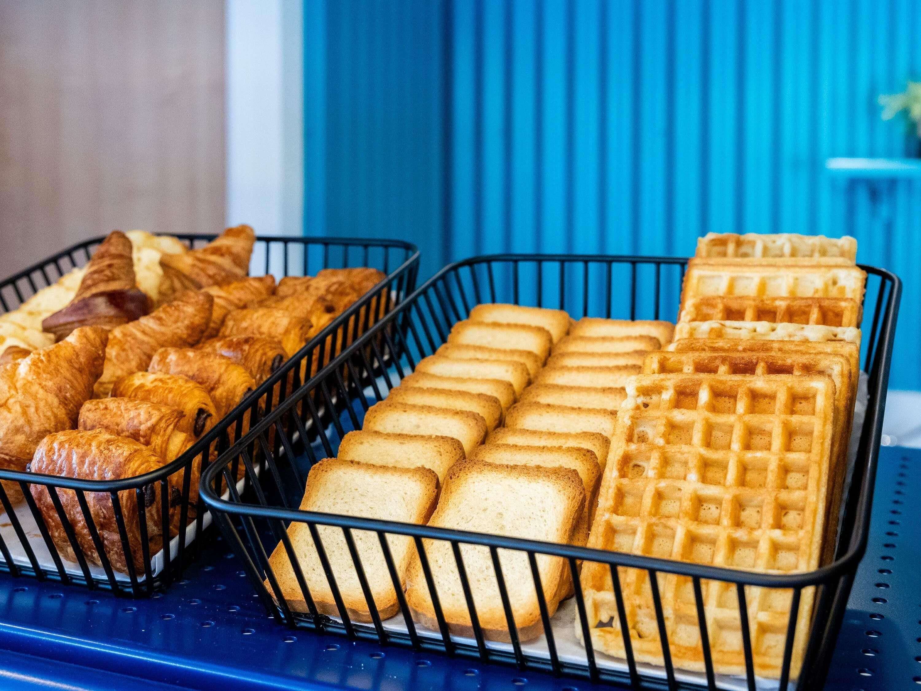 Une présentation de pâtisseries dans un panier en métal.