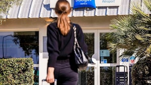 Un edificio con un cartel que indica 'ibis budget hotels' y 'Aeropuerto de Carcassonne', mostrando la ubicación de un hotel cerca del aeropuerto.