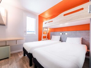 Een bureau, geluiddichte muren, gratis wifi, beddengoed