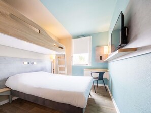 Habitación triple, varias camas | Escritorio, sistema de insonorización, wifi gratis y ropa de cama