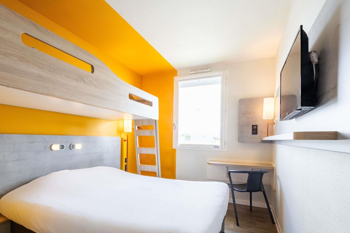 Habitación triple, varias camas | Escritorio, sistema de insonorización, wifi gratis y ropa de cama