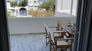 Deluxe Studio (3 Adults)
