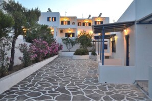 Property grounds - CAELI PAROS by Kostas and Ioanna Studios (Paros)