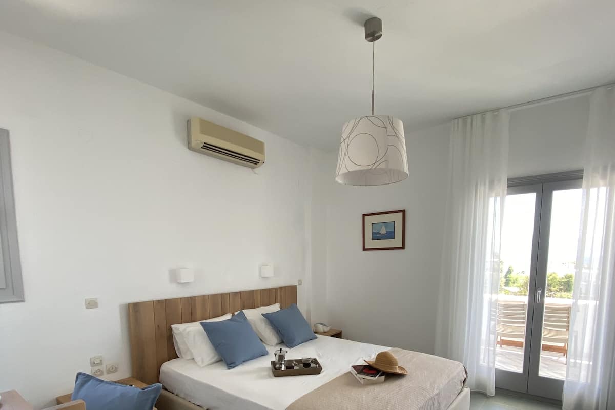 Family Apartment, 1 Bedroom, Sea View | 1 bedroom, in-room safe, iron/ironing board, free WiFi