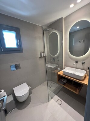 Studio Deluxe (4 Adults) | Salle de bain | Douche, séchoir à cheveux, serviettes fournies