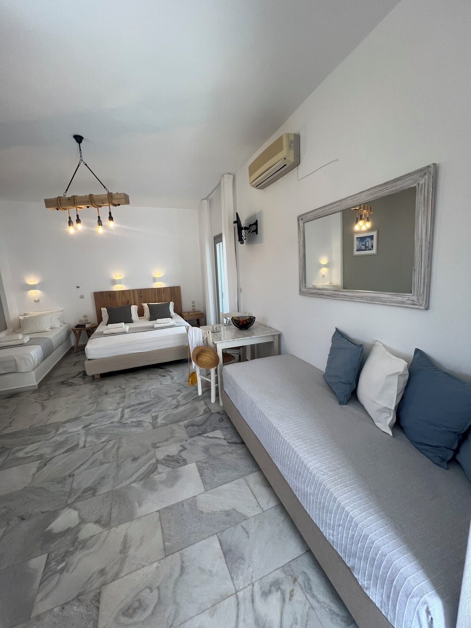 Studio – deluxe (4 Adults) | Safe på rommet, strykejern/-brett, wi-fi (inkludert) og sengetøy