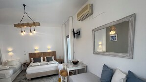 Studio – deluxe (4 Adults) | Safe på rommet, strykejern/-brett, wi-fi (inkludert) og sengetøy
