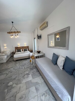 Deluxe Studio (4 Adults) | In-room safe, iron/ironing board, free WiFi, bed sheets - CAELI PAROS by Kostas and Ioanna Studios (Paros)