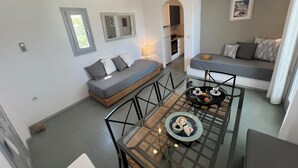 Familieleilighet, 1 soverom, sjøutsikt | Oppholdsområde | Flatskjerm-TV
