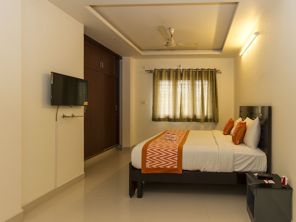 Double Room, 1 Double Bed | In-room safe, desk, bed sheets