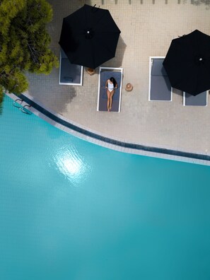 Seasonal outdoor pool, pool umbrellas, pool loungers - Akra Morea Hotel & Residences (Monemvasia)