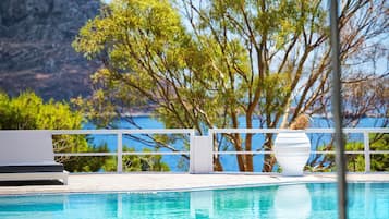 Außenpool (je nach Saison geöffnet), Sonnenschirme, Liegestühle