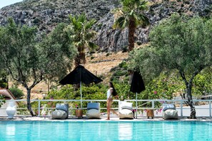Seasonal outdoor pool, pool umbrellas, pool loungers - Akra Morea Hotel & Residences (Monemvasia)