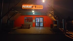 A hotel entrance with a bright sign reading "hotelFL.com" and a visible door. - hotelF1 Beauvais (Beauvais)