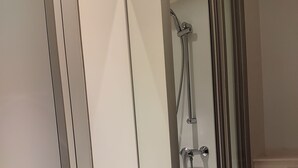 A modern bathroom with a white sink, chrome faucet, and a large mirror. - hotelF1 Beauvais (Beauvais)