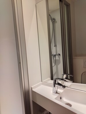 A modern bathroom with a white sink, chrome faucet, and a large mirror. - hotelF1 Beauvais (Beauvais)