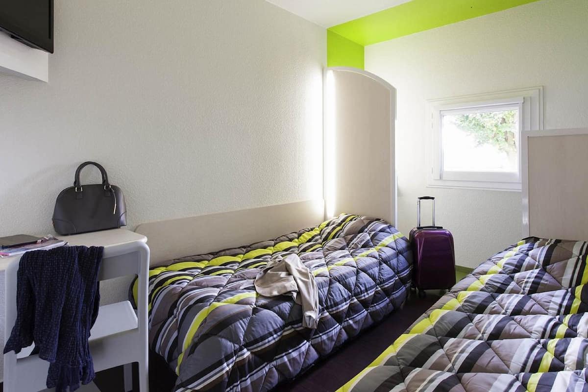 Room | Desk, free WiFi, bed sheets