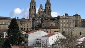 A historic cathedral with two prominent towers and a large central dome, surrounded by traditional buildings. - Hostal Costa Azul (Santiago de Compostela)