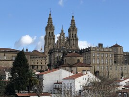 Una catedral histórica con dos torres destacadas y una cúpula central imponente, rodeada de edificios tradicionales.