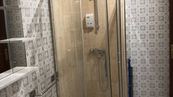 Chambre Triple Ville, 1 chambre | Salle de bain | Articles de toilette gratuits, sĂšche-cheveux, serviettes fournies