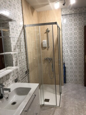 Tripla City, 1 camera da letto | Bagno | Set di cortesia gratuito, asciugacapelli, asciugamani