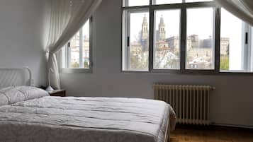 Quarto triplo urbano, 1 quarto | Escrivaninha, cortinas blackout, ferros/tábuas de passar roupa