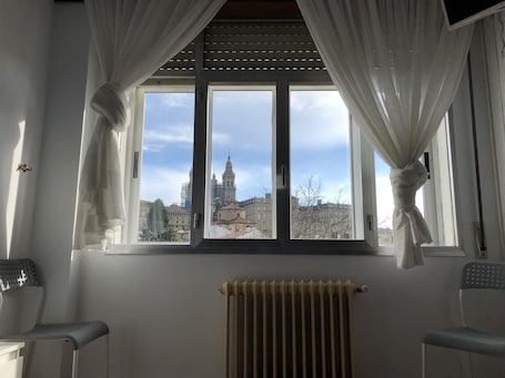 Quarto casal panorâmico, 1 cama de casal, banheiro privativo, na torre | Escrivaninha, cortinas blackout, ferros/tábuas de passar roupa. Hostal Costa Azul