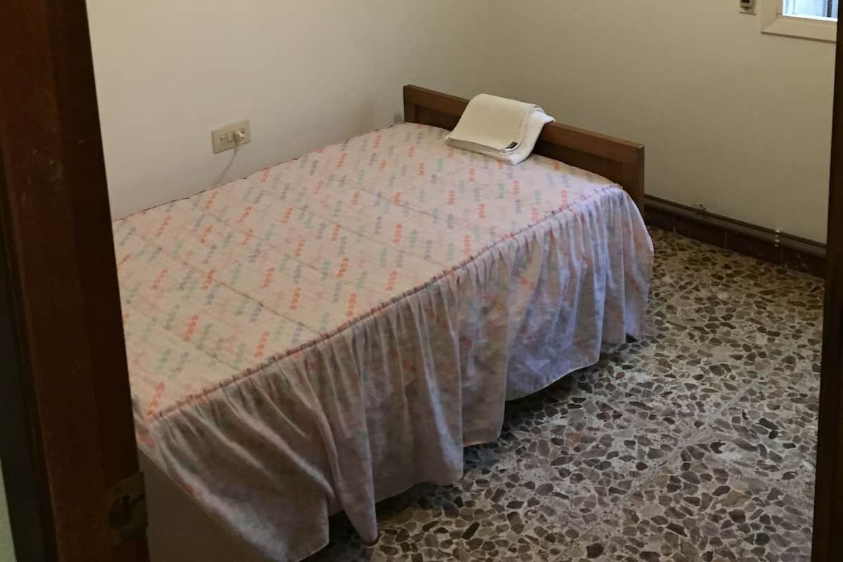 Standard Single Room, Shared Bathroom | Desk, blackout curtains, iron/ironing board, free WiFi