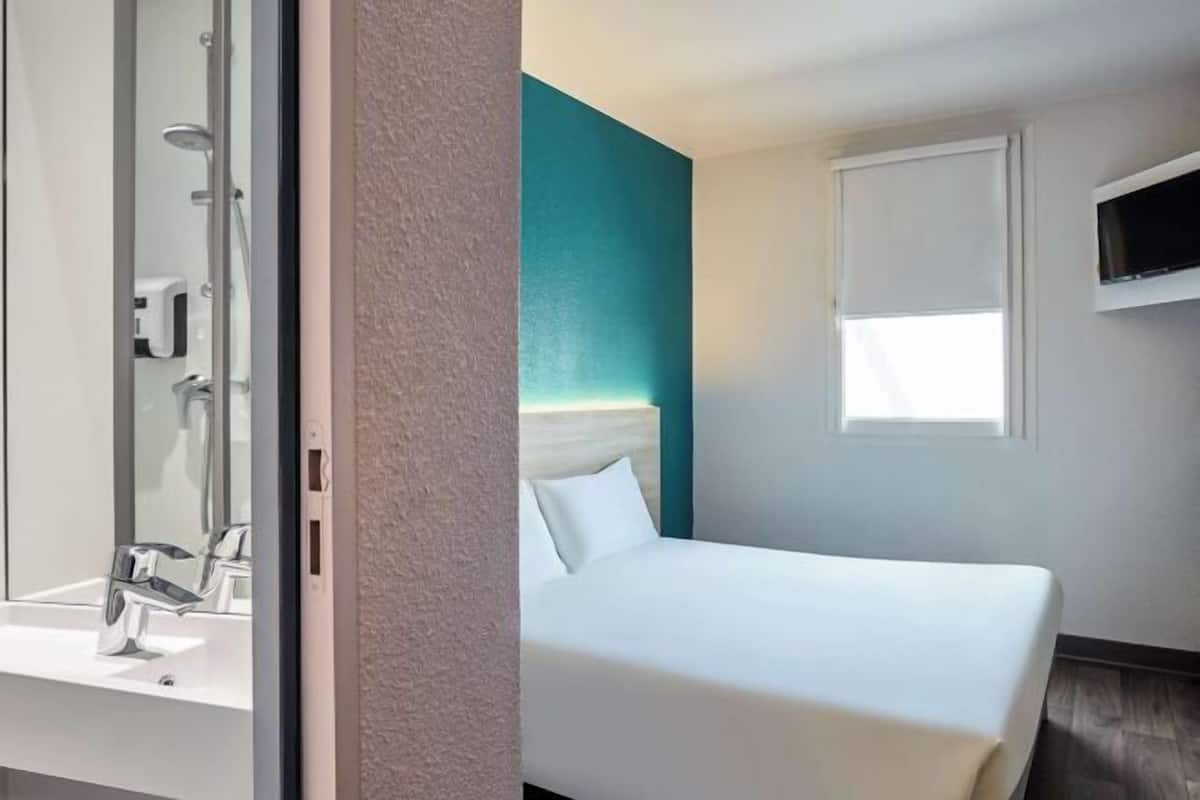 Escrivaninha, cortinas blackout, quartos à prova de som