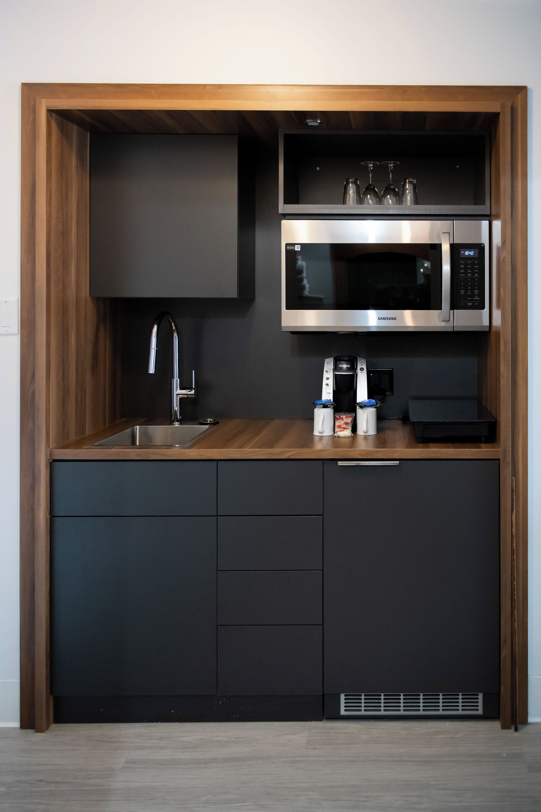 family room | 1 bedroom, premium bedding, individually decorated