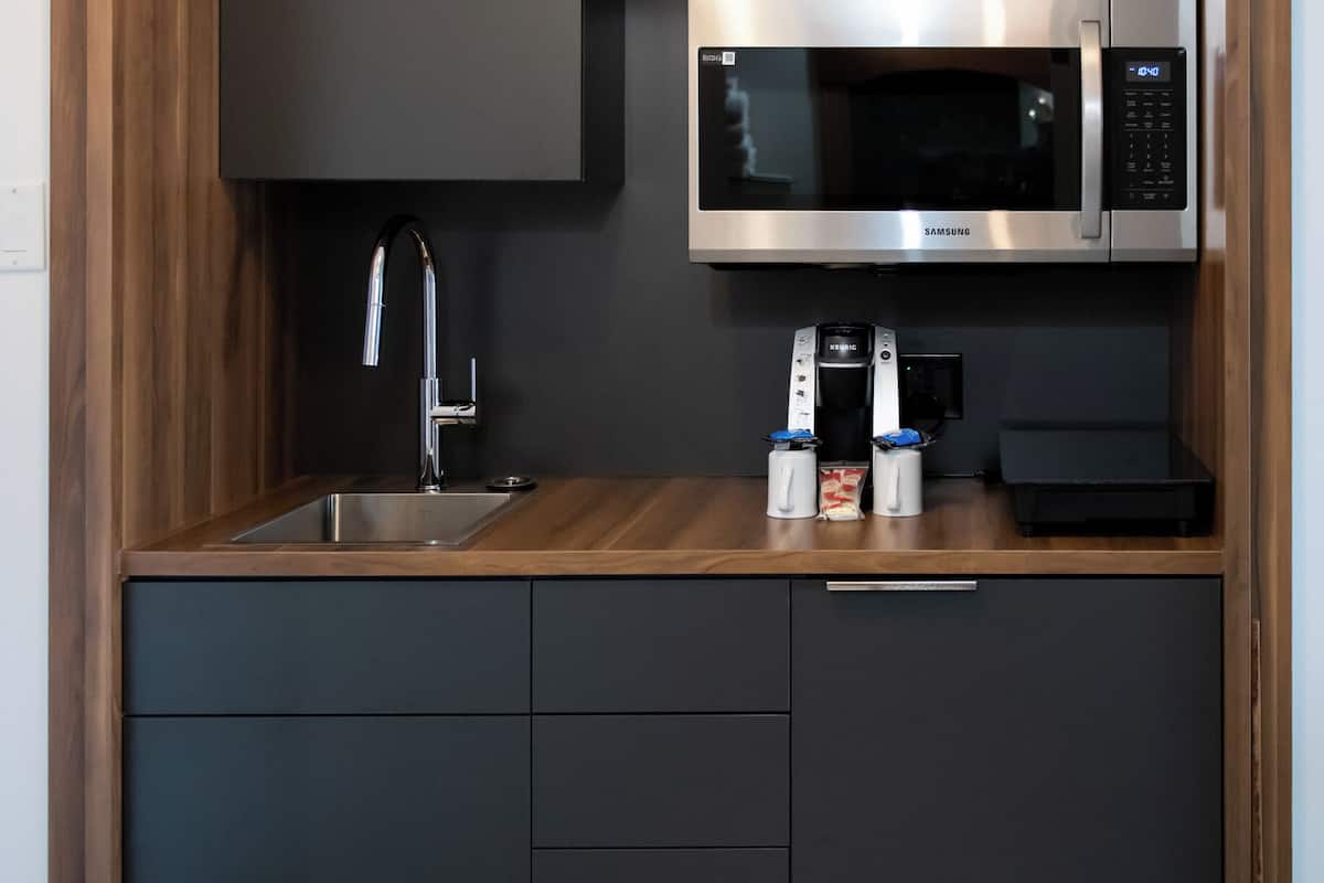 family room | 1 bedroom, premium bedding, individually decorated