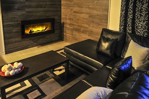 Romantic Room, 1 King Bed, Fireplace | Living area | 32-inch TV with cable channels - Auberge des Îles (Saint-Gedeon)