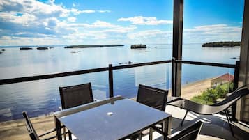 Premium Condo, 2 Bedrooms, Lake View | Balcony view