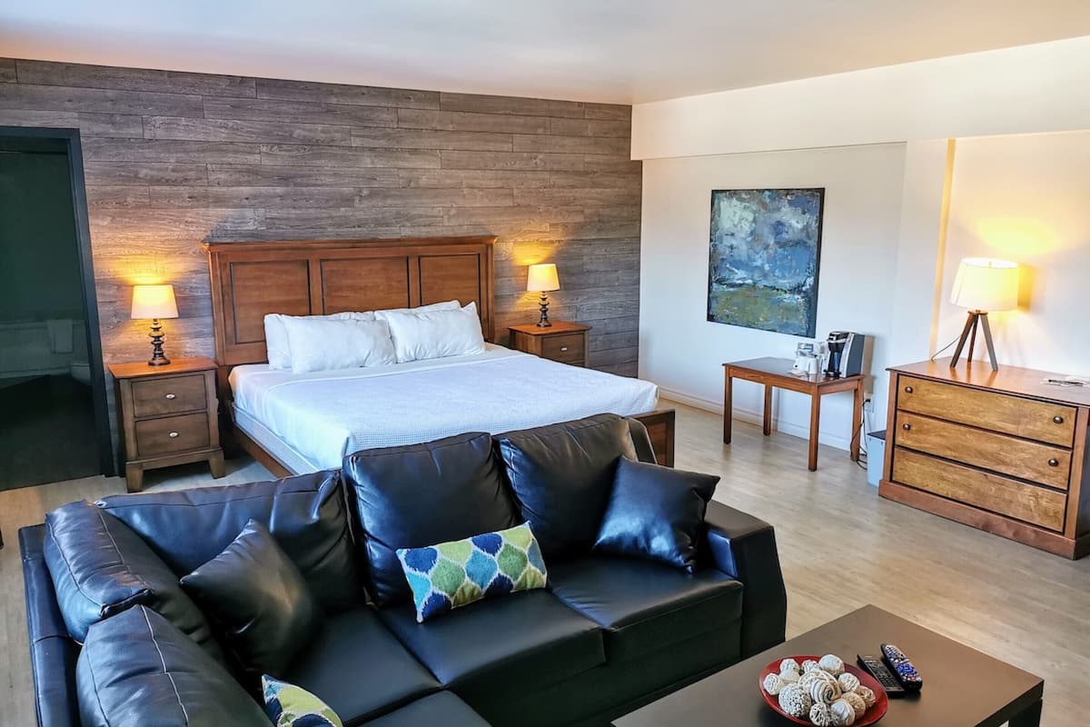 romantic room, 1 king bed, fireplace | 1 bedroom, premium bedding, individually decorated