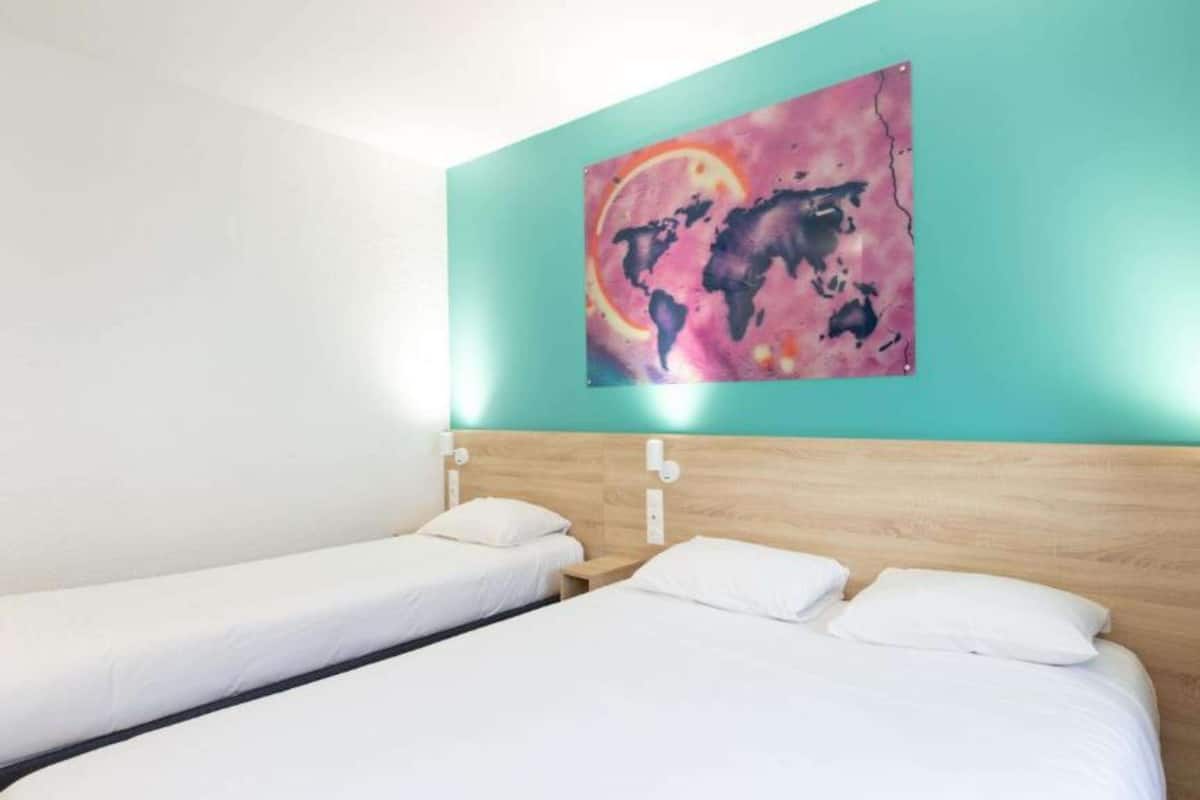 Kamer, meerdere bedden | Luxe beddengoed, een bureau, gratis wifi, beddengoed