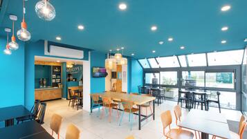 Dagelijks ontbijtbuffet (EUR 9.90 per persoon)