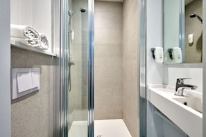 Chambre Standard, Plusieurs lits | Salle de bain | Douche, articles de toilette écologiques, serviettes fournies